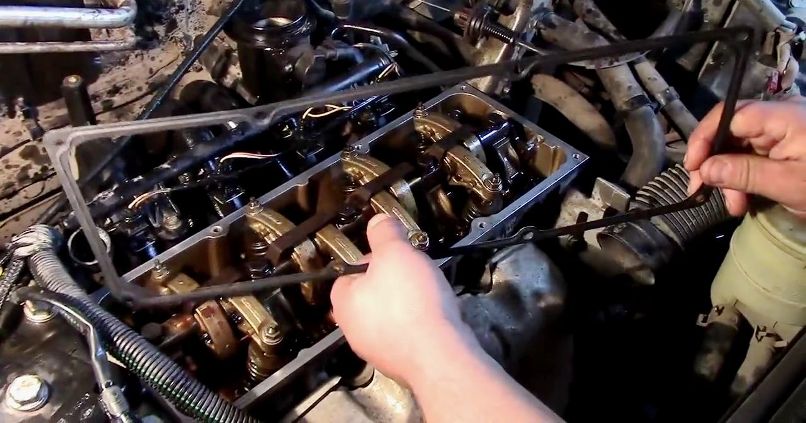 Renault Logan cylinder head cover gasket replacement