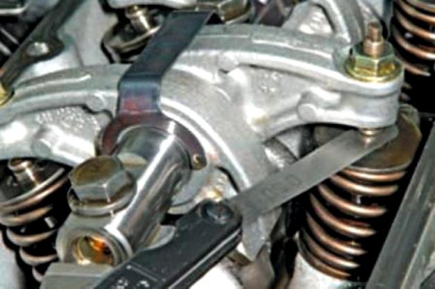 Регулировка зазоров в приводе клапанов двигателя Renault Logan
