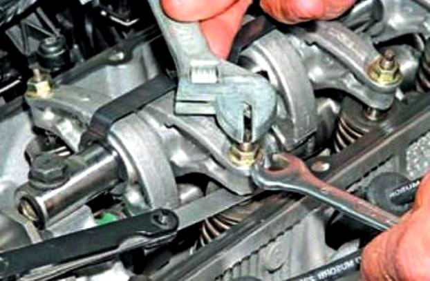 Регулювання зазорів у приводі клапанів двигуна Renault Logan