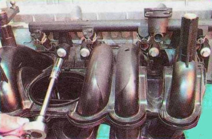 Снятие впускного трубопровода, замена прокладок двигателя 1,4-1,6(8V)Рено Логан, Сандеро