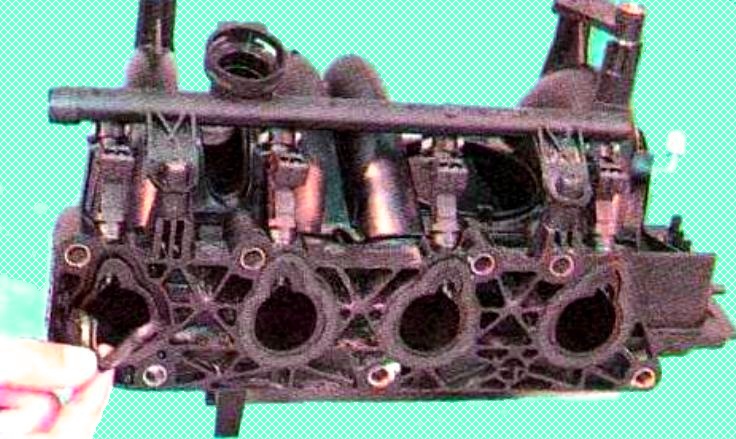 Снятие впускного трубопровода, замена прокладок двигателя 1,4-1,6(8V)Рено Логан, Сандеро