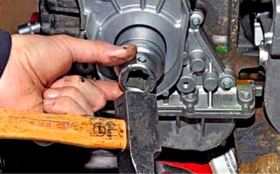 Replacing Renault Logan crankshaft oil seals