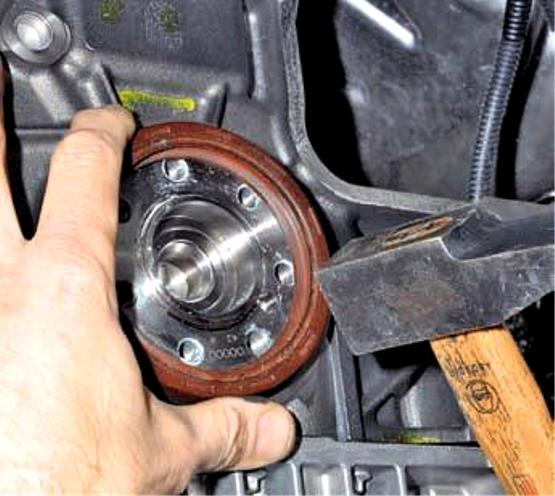 Replacing Renault Logan crankshaft oil seals