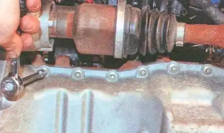 по семь болтов справа