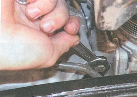 On the right front side of the engine, remove the mounting bolt 