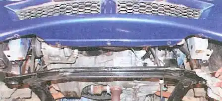 Отсоедините крепления переднего бампера к подрамнику