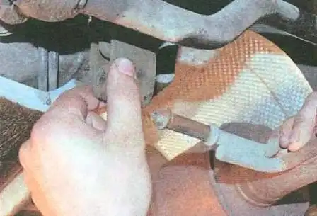 отсоедините подушку глушака