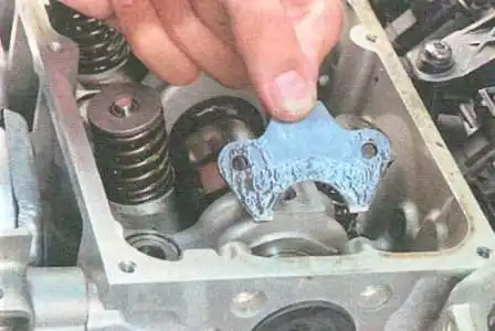 Ersetzen der Nockenwelle eines Renault-Logan-Motors Entfernen Sie den Flansch