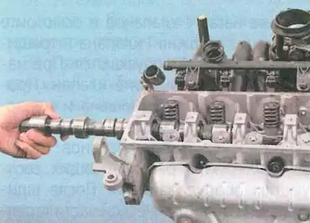 Ersetzen der Nockenwelle eines Renault-Logan-Motors entfernen Sie die Nockenwelle aus ihrem Bett