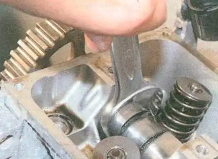 Ersetzen der Nockenwelle eines Renault-Logan-Motors Halten Sie die Nockenwelle am Sechskant