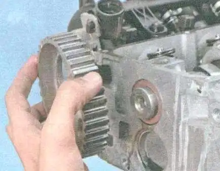 Nockenwelle des Renault Logan-Motors austauschen Riemenscheibe entfernen