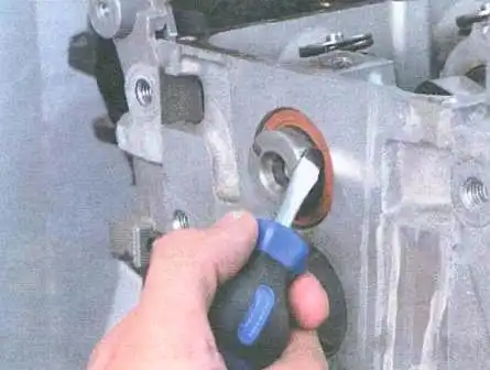 Renault Logan Motornockenwelle ersetzen Hebeln mit einem Schraubendreher