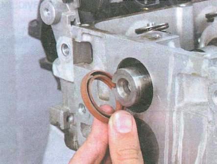 remove the oil seal from the socket in the block head