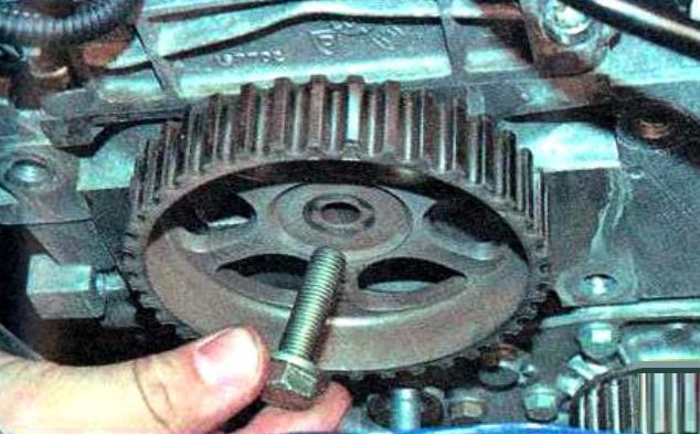 Renault Logan engine camshaft oil seal replacement