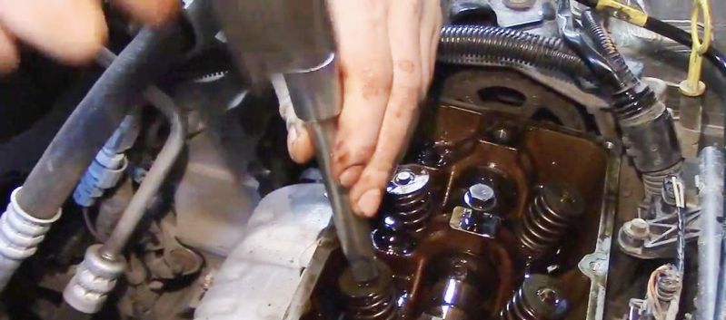 Replacing Renault Logan engine valve stem seals