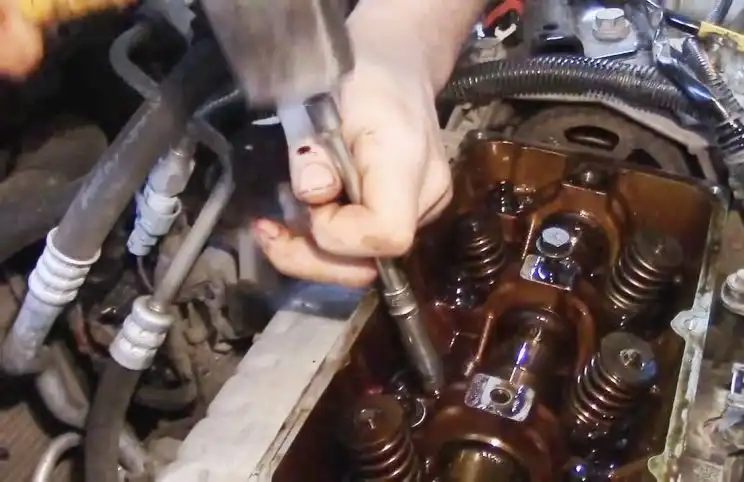 Renault Logan қозғалтқышының клапан бағанының тығыздағыштарын ауыстыру Renault Logan қозғалтқышының клапан бағанының тығыздағыштарын ауыстыру