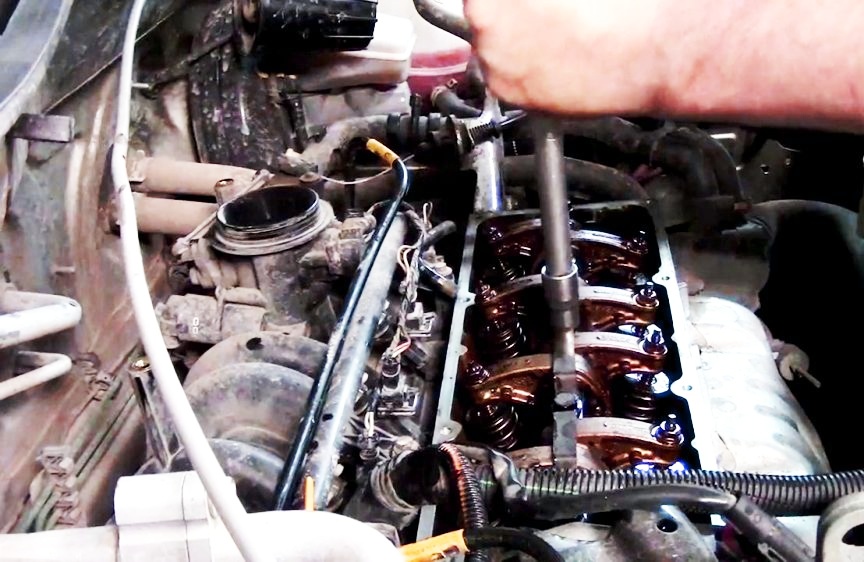 Replacing Renault Logan engine valve stem seals