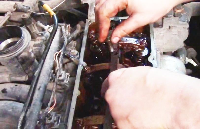 Замена маслосъемных колпачков  двигателя Renault Logan
