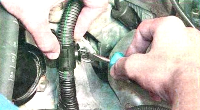 Removing and installing alternator