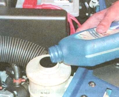 Проверка уровня и доливка рабочей жидкости в бачок гидроусилителя рулевого управления Рено Логан