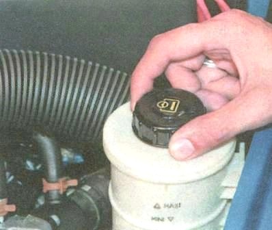 Проверка уровня и доливка рабочей жидкости в бачок гидроусилителя рулевого управления Рено Логан
