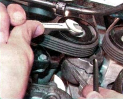 Replacing accessory drive belts Renault Logan