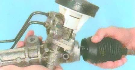Replacing the protective boot of the Renault Logan tie rod