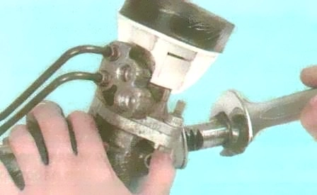 Replacing the protective boot of the Renault Logan tie rod