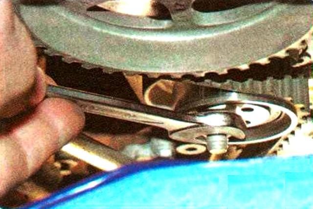Replacing and adjusting the timing belt Renault Logan