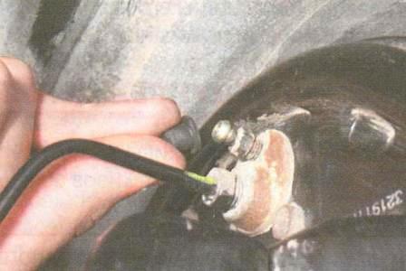 Replacing the brake fluid Renault Logan