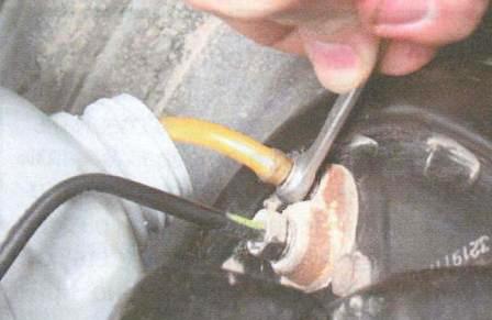 Replacing the brake fluid Renault Logan