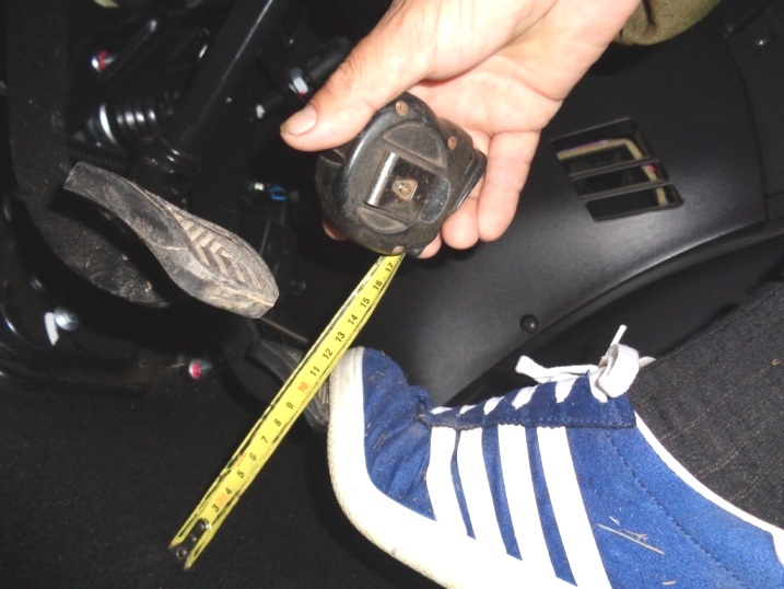 Перевірка та регулювання педалі гальма Renault Logan