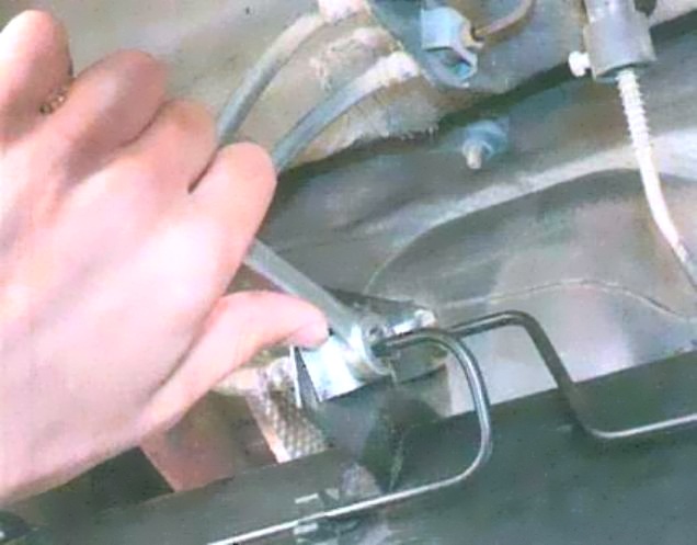 Замена шлангов и трубок гидропривода тормозов Renault Logan