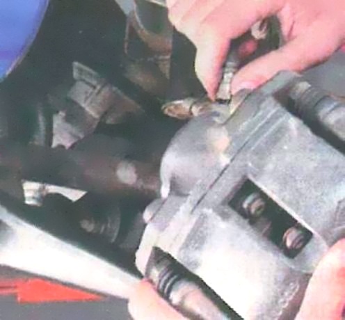 Replacing Renault Logan front wheel brake caliper 