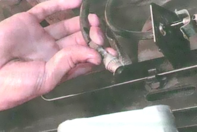 Замена шлангов и трубок гидропривода тормозов Renault Logan
