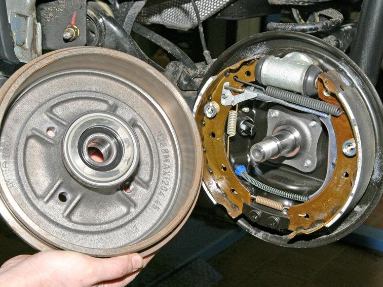 Removing and installing a Renault Logan brake drum