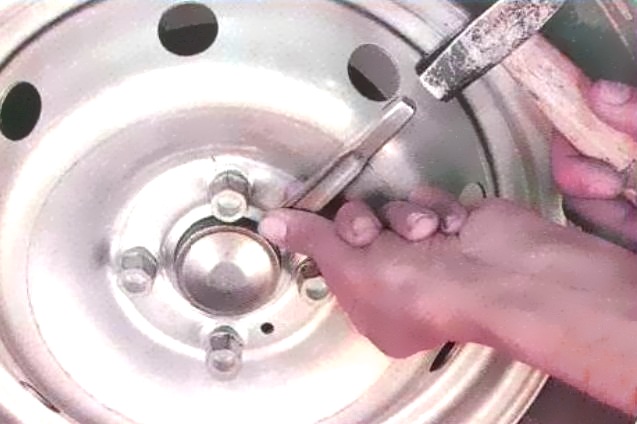 Removing and installing a Renault Logan brake drum