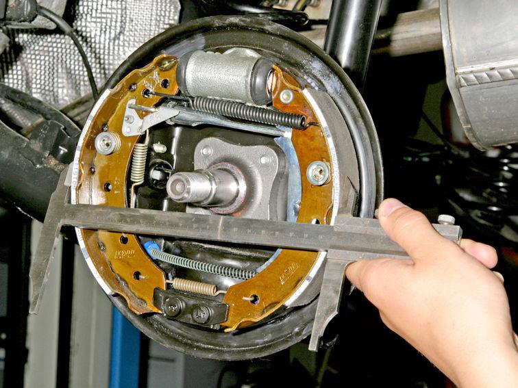 Removing and installing brake drum on Renault Logan