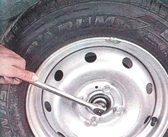 Removing and installing brake drum on Renault Logan