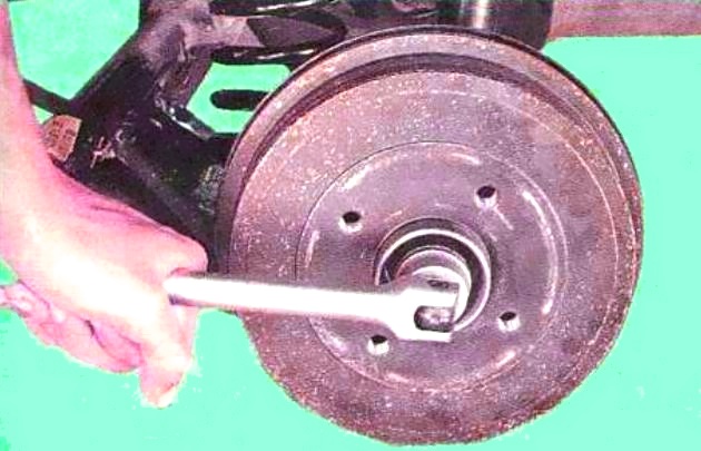 Removing and installing a Renault Logan brake drum