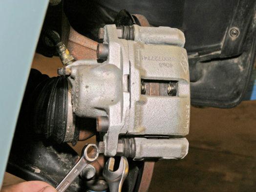 Замена тормозных колодок тормозного механизма переднего колеса Renault Logan