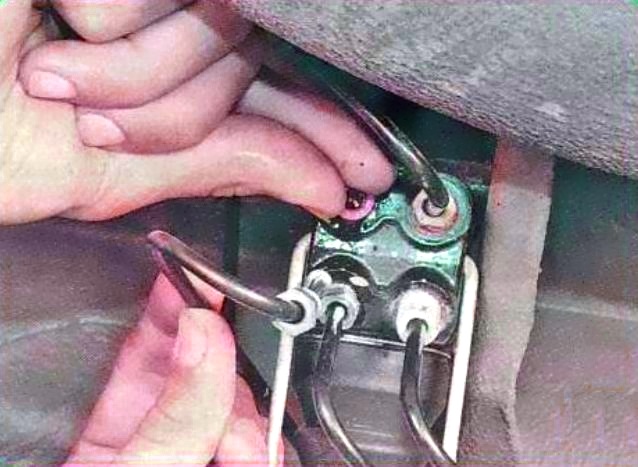 Замена регулятора тормозных сил в гидроприводе задних тормозов Renault Logan