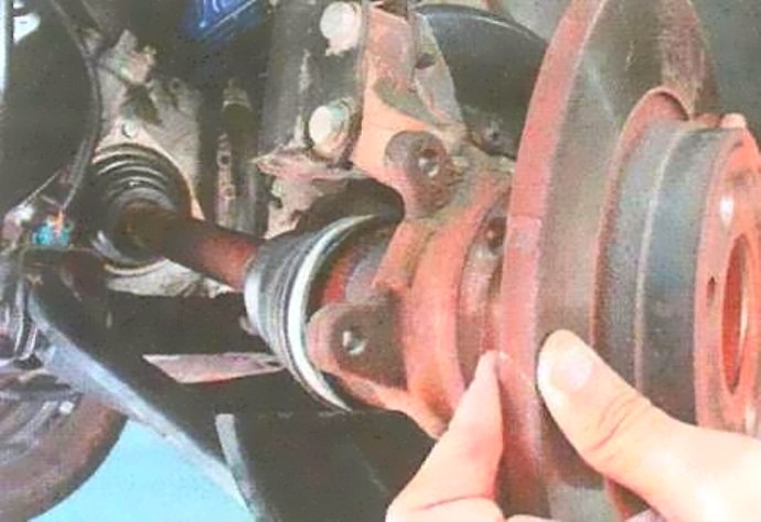 Removing and installing Renault Logan steering knuckle