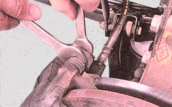 Removing and installing shock absorber strut Renault Logan
