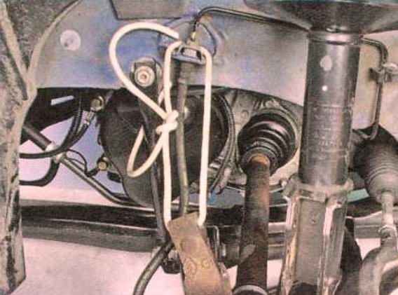 Removing and installing shock absorber strut Renault Logan