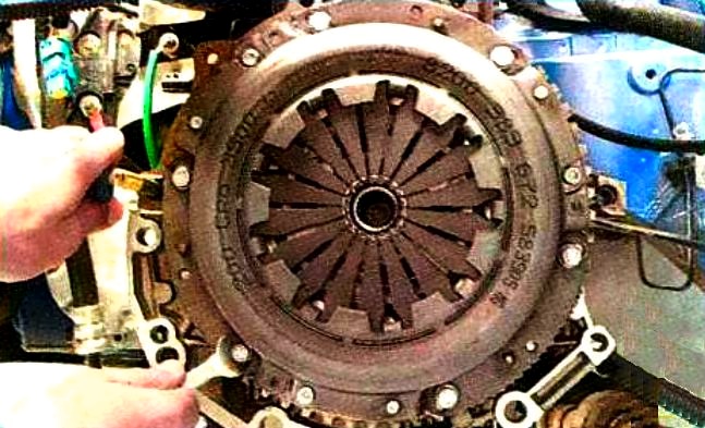 Removing and installing Renault Logan clutch