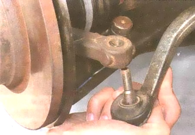 Снятие и установка поворотного кулака Renault Logan