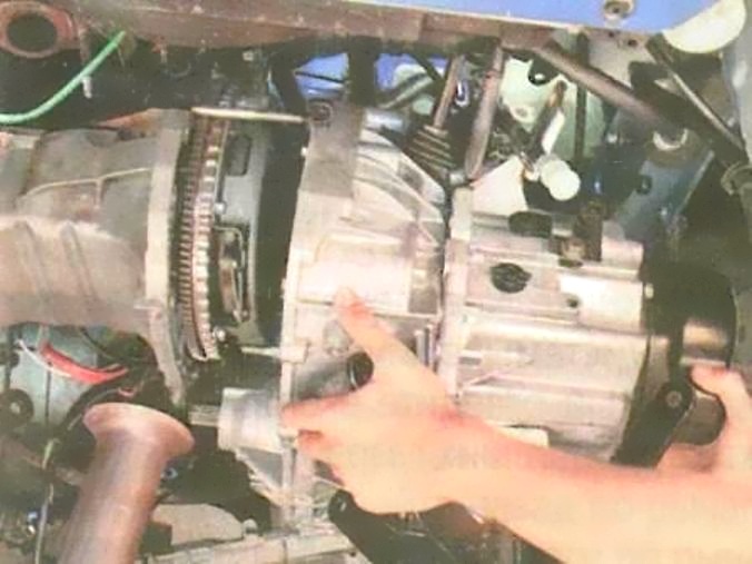 How to remove and install gearbox on Renault Logan