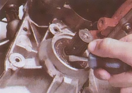 Replacing Renault Logan gearbox seals