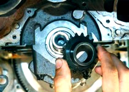 Replacing Renault Logan oil pump drive chain and gear